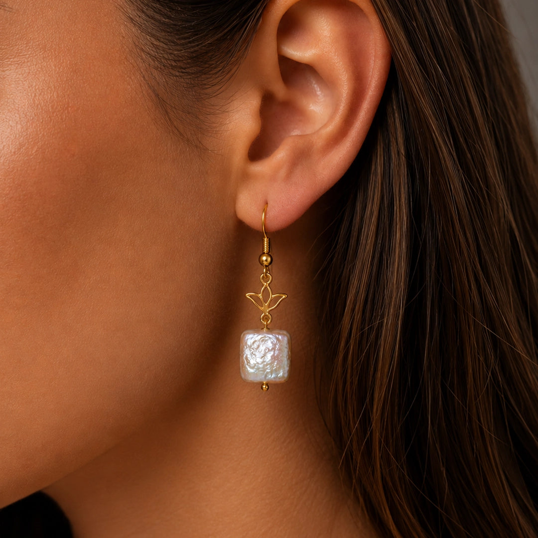 Swans kiss earrings